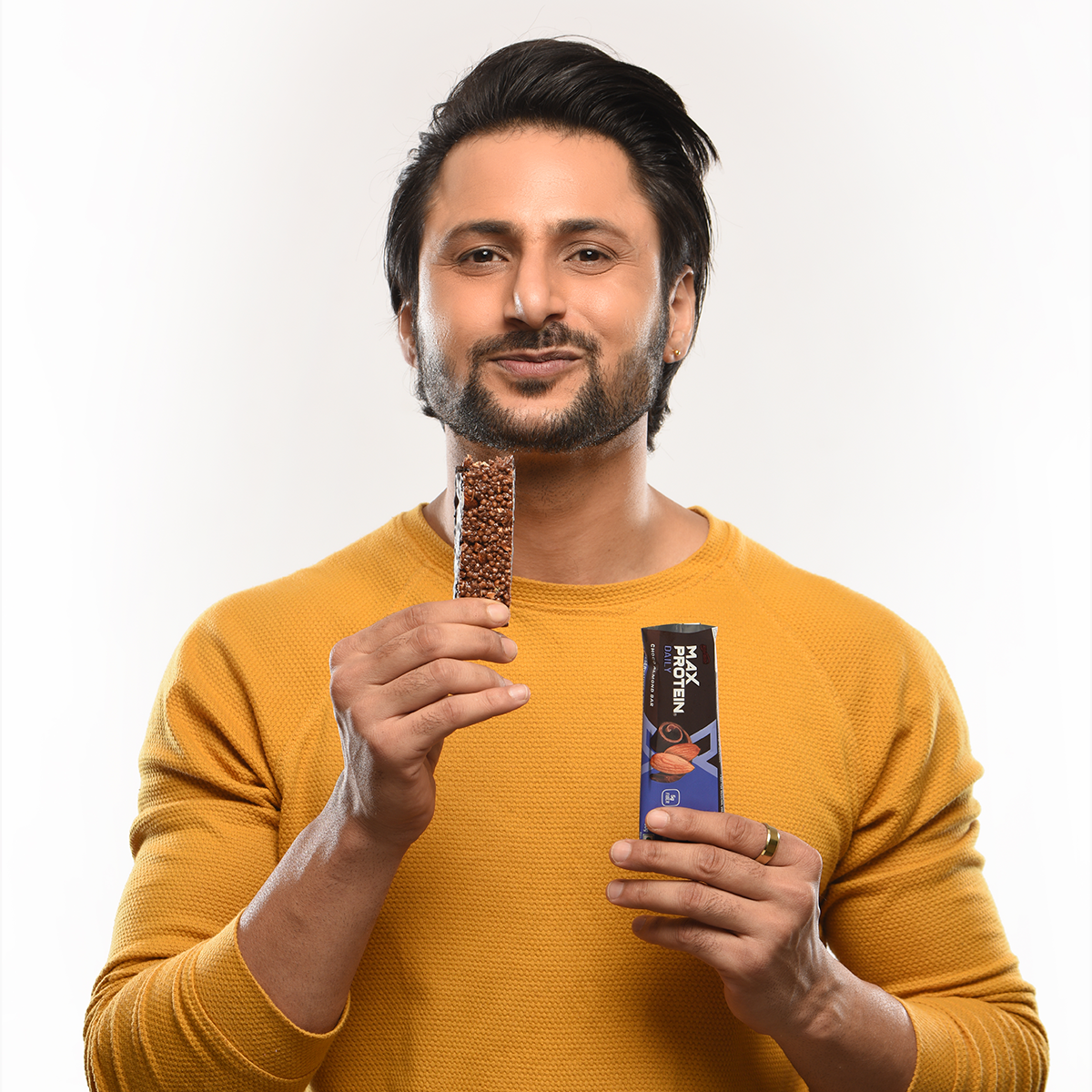 Model Holding Max Protein Bar