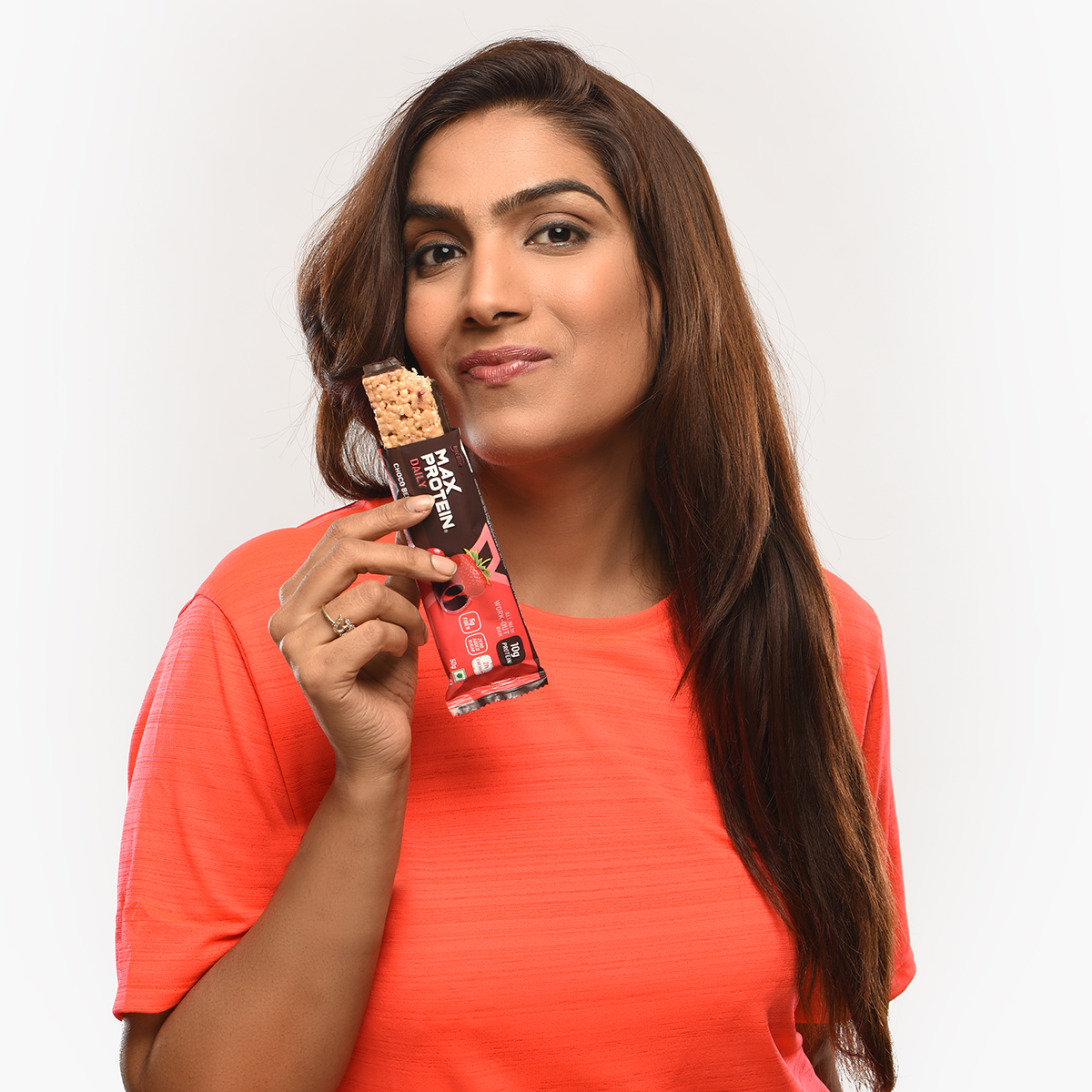 Model Holding Max Protein Daily Choco Berry
